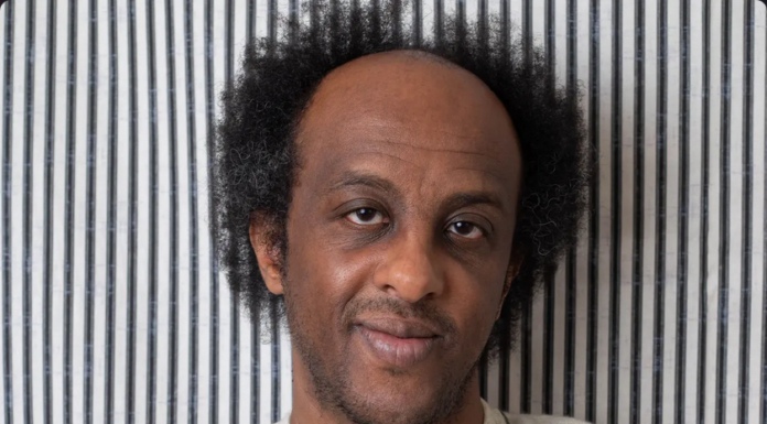 Radio – Remonter le temps, raconter l’exil avec Dinaw Mengestu