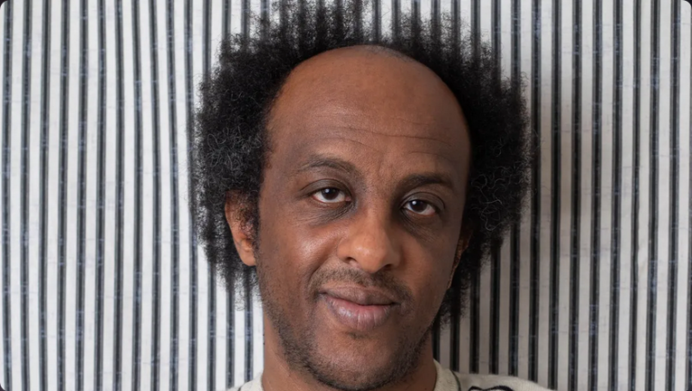 Radio – Remonter le temps, raconter l’exil avec Dinaw Mengestu